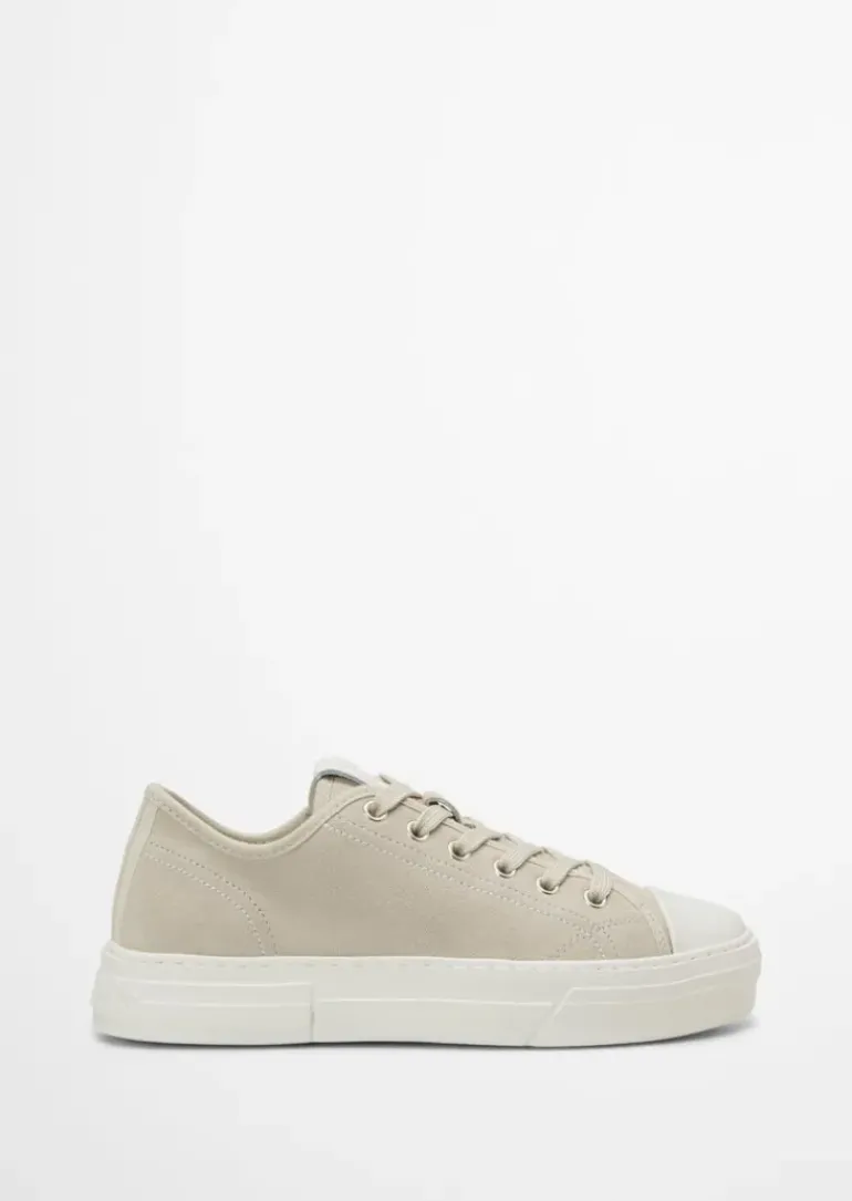 Court-Sneaker aus hochwertigem Veloursleder