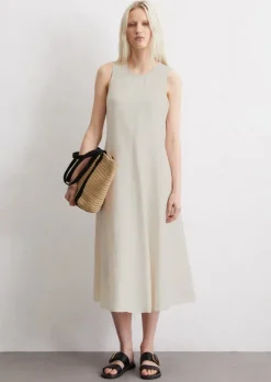 Ärmelloses Leinen-Kleid shaped in A-Linie geschnitten