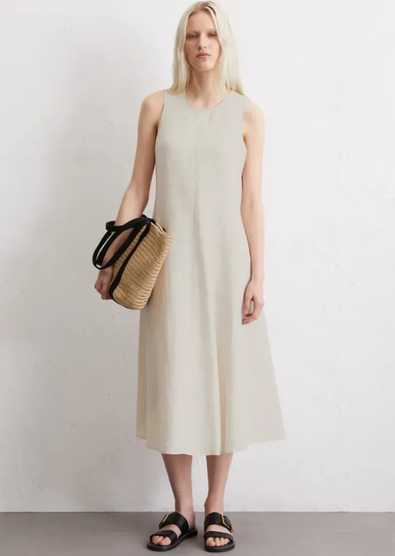 Ärmelloses Leinen-Kleid shaped in A-Linie geschnitten