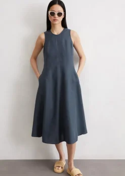 Ärmelloses Leinen-Kleid shaped in A-Linie geschnitten