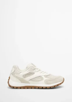 Sneaker mit weitmaschigem Mesh-Einsatz